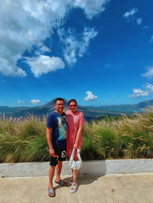 Nah, baru-baru ini Ashanty dengan bangga mengungkap sosok sang suami yang telah mendampinginya selama ini. Ia mengunggah fotonya bersama Anang saat berada di Bali.  (Instagram/ashanty_ash)