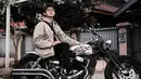 Aktor kelahiran 15 Oktober 1994 memang suka dengan dunia otomotif. Ia memiliki hobi motoran dengan motor-motor gede yang dimilikinya. Kesukaan Arbani ini senada dengan peran terbaru yang akan diperankannya di Ancika 1995 yakni sebagai Dilan. (Liputan6.com/IG/arbaniyasiz)