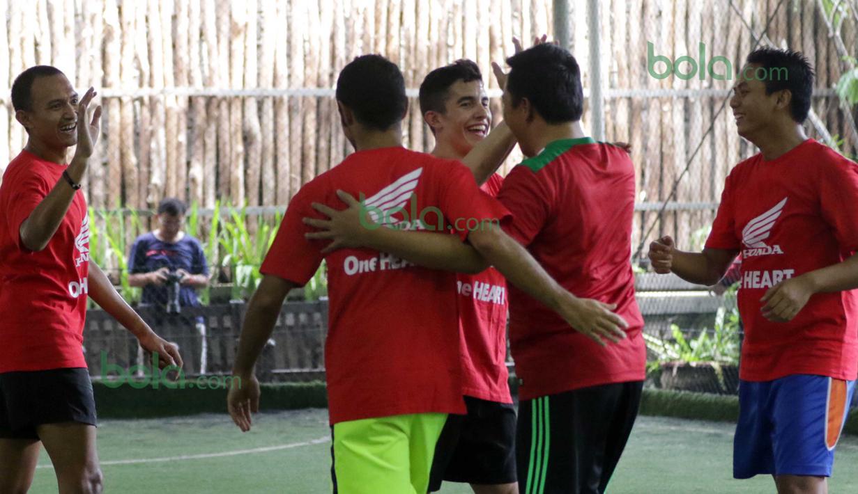 Marc Marquez (tengah) mewakil Tim Merah merayakan gol yang dicetak Menpora Imam Nahrowi saat bertanding futsal di Lapangan Futsal Kuningan Village, Jakarta, Sabtu (13/2/2016). (Bola.com/Nicklas Hanoatubun)