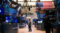Pedagang bekerja di New York Stock Exchange, New York, 10 Agustus 2022. (AP Photo/Seth Wenig, file)