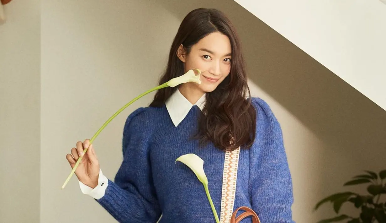 Tampil dengan kemeja putih yang dipadukan sweater biru, penampilan casual Shin Min Ah ini juga bisa jadi inspurasi. Gaya casual wanita 37 tahun ini juga cocok dikenakan saat hangout. (Liputan6.com/IG/@illusomina)