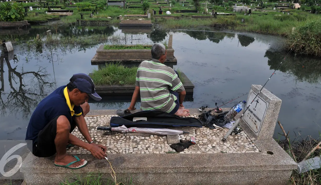Warga mempersiapkan umpan saat memancing ikan di TPU Tanah Kusir, Jakarta Selatan, Jumat (26/8). Warga memanfaatkan Banjir yang merendam makam di kawasan tanah kusir ini terjadi akibat luapan Sungai Pesanggrahan. (Liputan6.com/Johan Tallo)