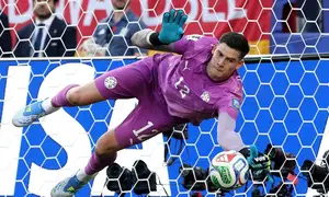 Kiper Paraguay Orlando Gill Paraguay menyelamatkan penalti keempat dari pemain Jerman Nick Woltemade dalam adu penalti selama pertandingan Babak 32 Besar Piala Dunia FIFA 2026 antara Jerman dan Paraguay di Stadion Boston pada 29 Juni 2026 di Foxborough, Massachusetts, AS, Senin (29/06/2026). AFP/ Getty Images/ Alexander Hassenstein