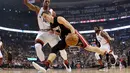 Pemain Toronto Raptors, DeMar DeRozan (kiri) menghadang pemain Miami Heat, Goran Dragic (kanan) pada laga NBA di Air Canada Centre, (4/11/2016). Raptors menang 96-87. (Reuters/Dan Hamilton-USA TODAY Sports)