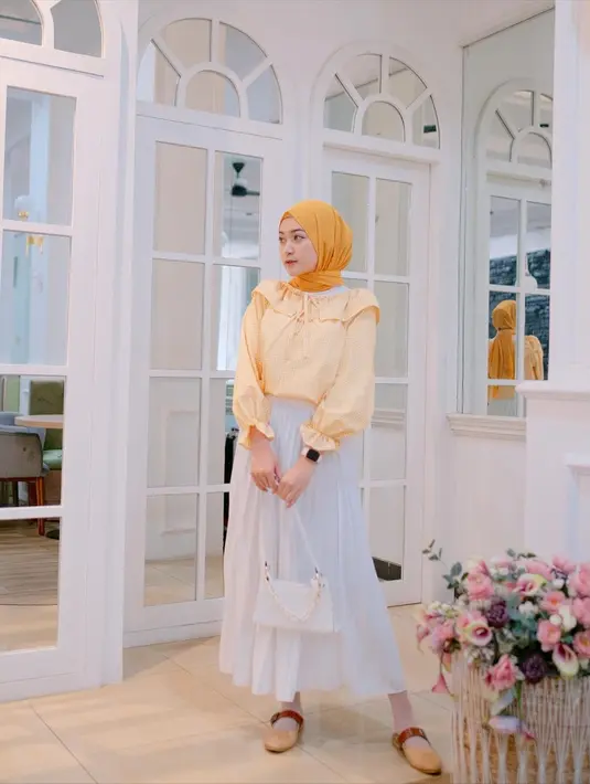 Hijabers berparas cantik menawan ini terlihat begitu anggun saat memakai oufit kuning oranye yang dipadukan dengan celana putih. Tas yang dibawanya senada dengan warna celana hingga membuat gaya penampilannya kian sempurna untuk dilihat. (Liputan6.com/IG/@saritiw)