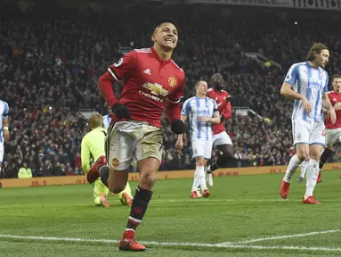 Pemain anyar Manchester United, Alexis Sanchez merayakan golnya ke gawang Huddersfield Town pada laga Premier League di Old Trafford, Manchester, (3/2/2018). MU menang 2-0. (AFP/Paul Ellis)