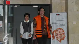 Senyum Dessy A Edwin usai menjalani pemeriksaan di KPK, Jakarta, Jumat (4/3). Dessy A Edwin diperiksa terkait kasus dugaan suap proyek di Kementerian Pekerjaan Umum dan Perumahan Rakyat tahun anggaran 2016. (Liputan6.com/Helmi Afandi)