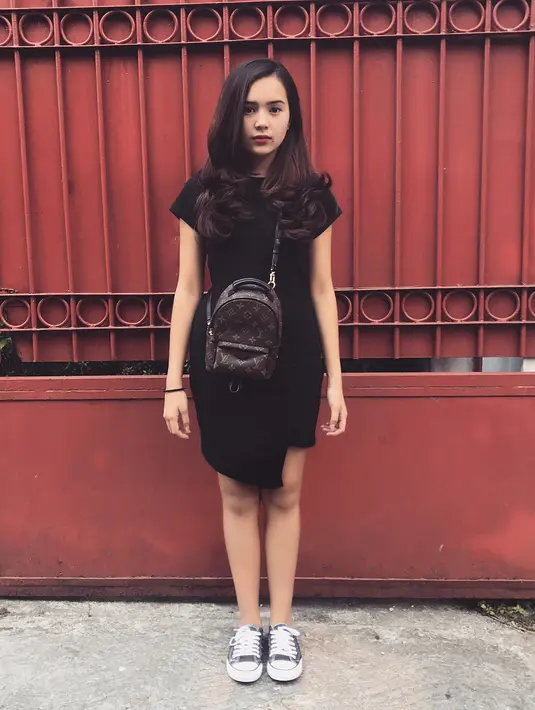 Bukan tampil dengan warna yang girly, kali ini Beby memilih dress berwarna hitam. Namun tak lupa ia memakai sneakers agar tampilannya terlihat lebih kasual. (Instagram/bebytsabina)