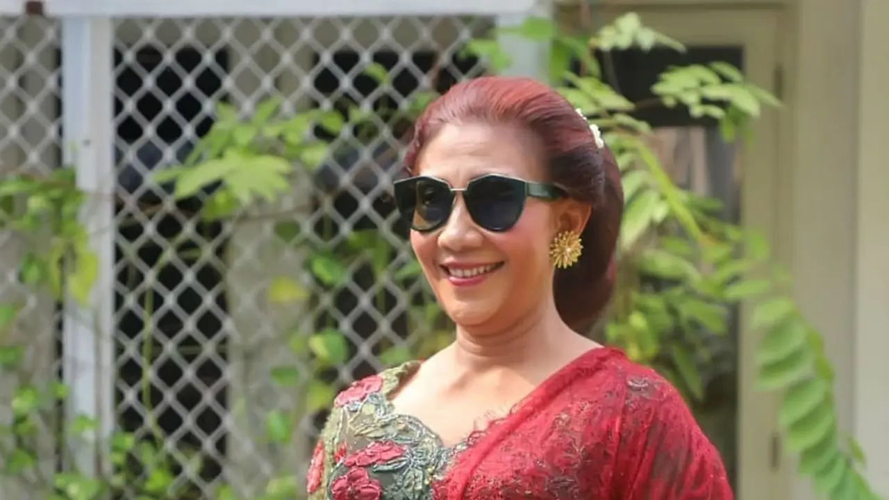 Dikenal Nyentrik, Ini 6 Potret Amggun Susi Pudjiastuti Pakai Kebaya