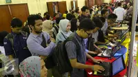 Antrian pencari kerja mengisi pendaftaran lowongan di salah satu stan bursa kerja, Jakarta, Sabtu (15/10). Tahun ini angkatan kerja Indonesia mencapai 127,6 juta dengan tingkat pengangguran sebesar 5,5% atau tujuh juta orang. (Liputan6.com/Angga Yuniar)