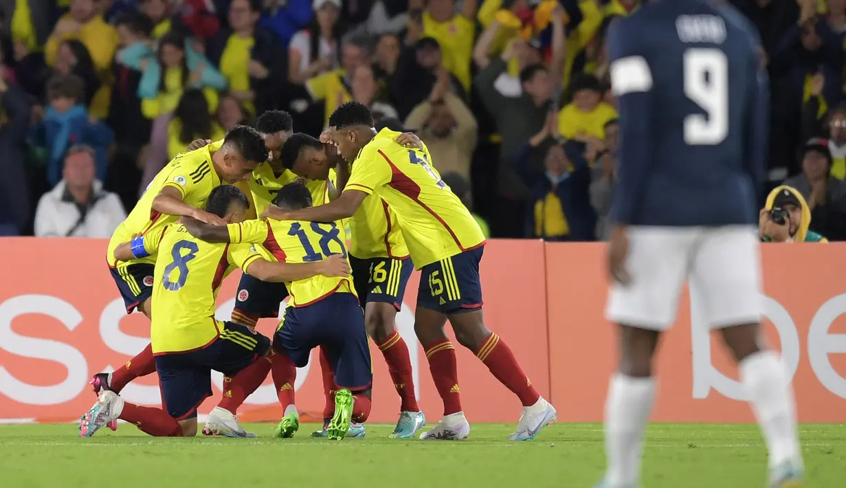 Selebrasi para pemain Kolombia setelah terjadinya gol bunuh diri oleh pemain Ekuador pada laga Piala Amerika Selatan U-20 di El Campin Stadium, Bogota, Kolombia (6/2/2023). Kolombia lolos ke Piala Dunia U-20 2023 dengan status peringkat ketiga Piala Amerika Selatan U-20 2023 pada fase kualifikasi tahap akhir yang diikuti 6 negara. Dari total 10 kali tampil di ajang Piala Dunia U-20, prestasi terbaik Kolombia adalah satu kali menjadi peringkat ketiga pada edisi 2003. (AFP/Daniel Munoz)