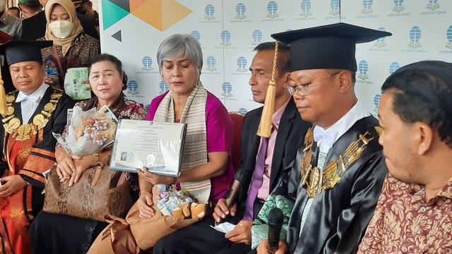 Hadiri wisuda almarhum sang anak, ayahanda Brigadir Nofriansyah Yoshua atau Brigadir J, Samuel Hutabarat, enggan mengomentari hasil otopsi terbaru jenazah anaknya.