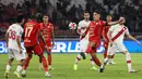 Gelandang tengah Persija, Van Basty Sousa e Silva (kedua kanan) mengontrol bola saat melawan Persis Solo pada pertandingan pekan ke-30 BRI Super League 2025/2026 di Stadion Utama Gelora Bung Karno (SUGBK), Jakarta, Senin 27 April 2026 malam WIB. (Bola.com/Abdul Aziz)