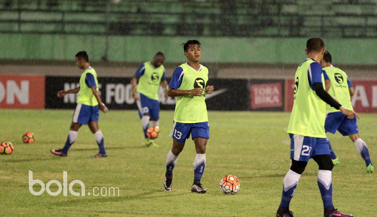 Febri Haryadi (2kanan) kembali berlatih bersama Persib Bandung usai mengikuti seleksi Timnas U-22 ddi Stadion Manahan, Solo, Jumat (24/2/2017). Persib melawan Mitra Kukar pada babak 8 besar Piala Presiden 2017. (Bola.com/Nicklas Hanoatubun)