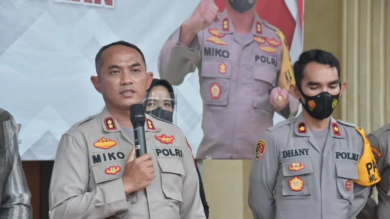 Kapolres Lamongan AKBP Miko Indrayana memberikan keterangan terkait kasus salah tangkap. (Dian Kurniawan/Liputan6.com)