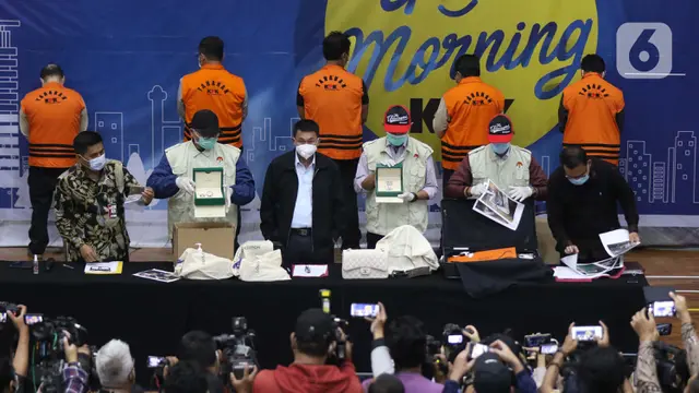 FOTO: KPK Tunjukkan Barang Bukti Penahanan Menteri Kelautan dan Perikanan Edhy Prabowo