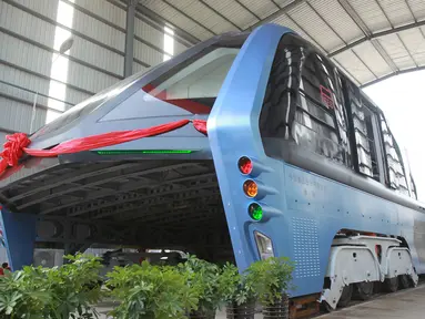 Bus listrik TEB-1 (Transit Elevated Bus) usai uji coba di Qinhuangdao, Hebei, Tiongkok, Rabu (3/8). Bus buatan Tiongkok ini dirancang khusus agar bisa mengangkangi kendaraan dibawahnya. (REUTERS)
