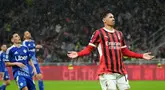 Pemain AC Milan, Tijjani Reijnders, melakukan selebrasi setelah mencetak gol ke gawang Como pada laga Liga Italia di Stadion San Siro, Minggu (16/3/2025). (AP Photo/Antonio Calanni)