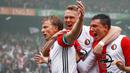 Para pemain Feyenoord merayakan gol  Dirk Kuyt (kiri) saat melawan Heracles Almelo pada laga Eredivisie di  Kuip stadium, Rotterdam, (14/5/2017).  Feyenoord menang 3-1. (EPA/Robin Van Lonkhuijsen)