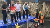 Pramono Turun ke Bantaran Langsung, Pimpin Gerakan Tangkap Ikan Sapu-Sapu
