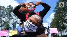 Seorang jurnalis melakukan aksi teatrikal saat aksi solidaritas di kawasan Tugu Adipura, Kota Tangerang, Rabu (31/3/2021). Mereka menuntut pihak berwenang mengusut tuntas oknum pelaku kekerasan terhadap wartawan Tempo, Nurhadi dan kasus kekerasan jurnalis lainnya. (Liputan6.com/Angga Yuniar)