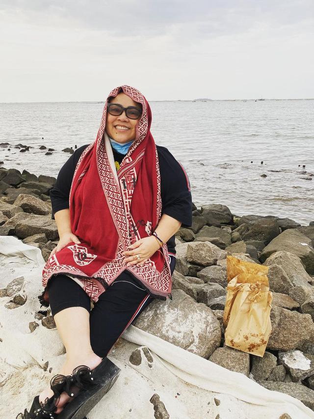 Rambut Mulai Rontok Pasca Kemoterapi, Ini 6 Potret Nunung Pakai Turban dan Wig