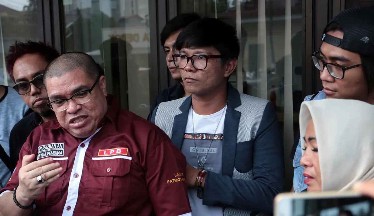 Dalam laporannya, Kangen Band menyangka ‎pihak label melanggar Pasal 372 dan Pasal 378 KUHP tentang Penipuan serta Penggelapan. Selain itu, Razman Arief Nasution juga meminta ganti rugi sejumlah uang senilai Rp 2 miliar. (Deki Prayoga/Bintang.com)