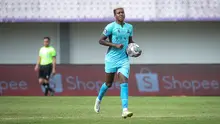 Pemain Madura United, Hugo Gomes Jaja (kanan) melakukan selebrasi setelah mencetak gol penyeimbang 1-1 ke gawang Madura United saat laga lanjutan BRI Liga 1 2022/2023 di Indomilk Arena, Tangerang, Kamis (2/2/2023). (Bola.com/Bagaskara Lazuardi)