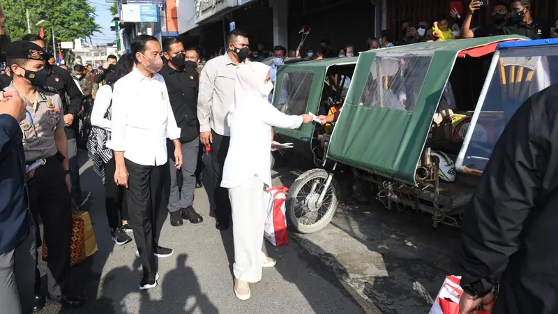 Presiden Joko Widodo atau Jokowi dan Ibu Negara Iriana mengunjungi Pasar Petisah, yang cukup terkenal di Kota Medan Sumatera Utara, Kamis (7/7/2022) pagi.