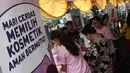 Suasana kampanye Cerdas Memilih dan Menggunakan Kosmetik Aman dan Bermutu di Pusat Grosir Asemka, Jakarta, Sabtu (24/11). BPOM berharap Pasar Asemka bisa menjadi pusat kosmetik legal terbesar di Indonesia. (Liputan6.com/Herman Zakharia)