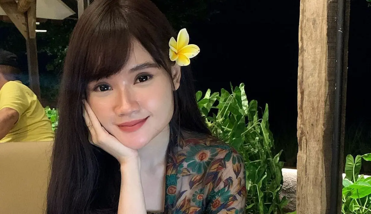 Berkat gaya eloknya di panggung, tak sedikit remaja yang terinspirasi mengenakan kebaya. [Instagram/@fannysoegi]