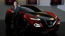 Senior Vice President dan Chief Creative Officer Nissan Motor Co, Shiro Nakamura disamping mobil konsep Nissan Gripz, Jepang, (14/1). Perusahaan mobil asal Jepang Nissan ingin mengubah gaya mobil mereka dengan gaya budaya Jepang.  (REUTERS / Toru Hanai)