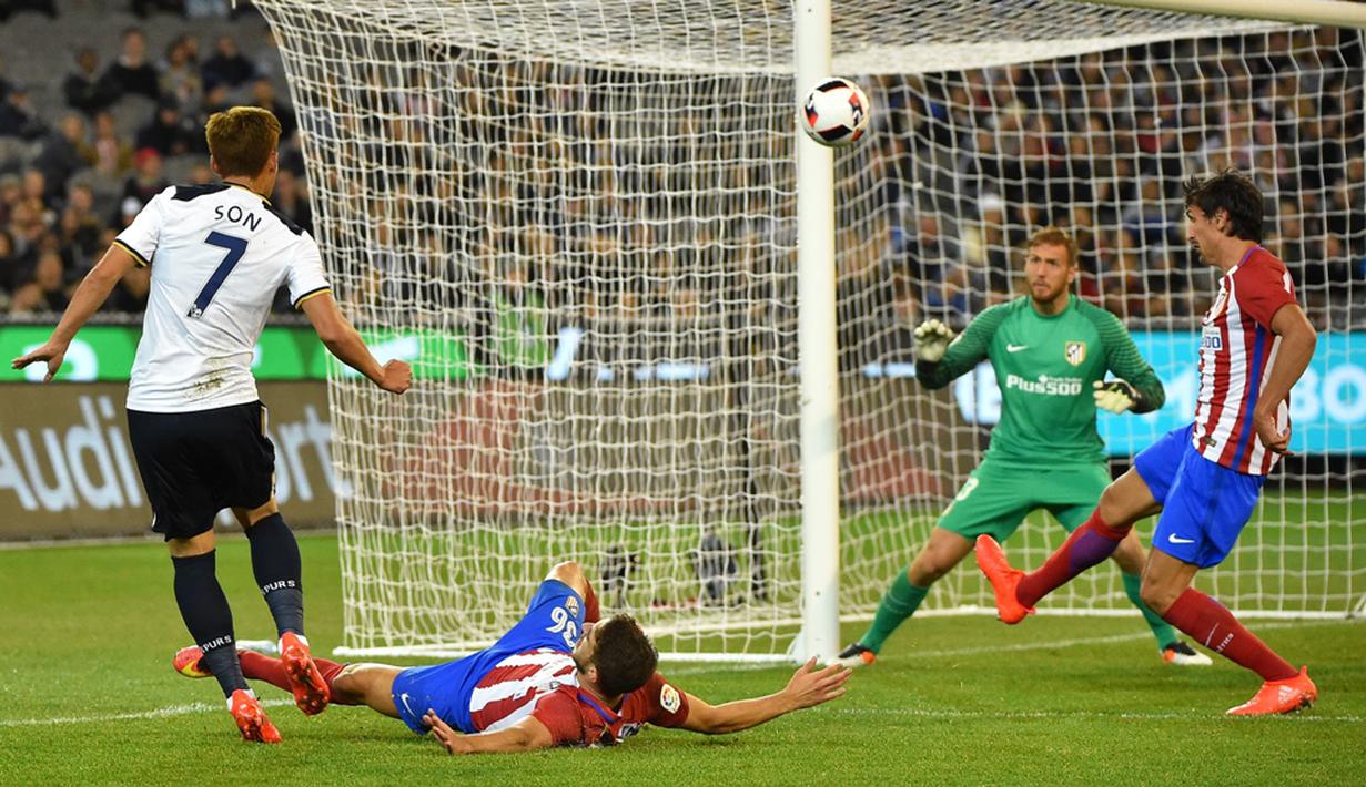 Gawang Atletico Madrid mendapat ancaman dari pemain Tottenham Hotspur, Heung-Min Son, pada laga International Champions Cup 2016 di Melbourne, Australia, (29/7/2016). (AFP/PaulCrock)