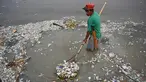 Pekerja mengumpulkan ikan mati yang hanyut ke daratan Freedom Island di sepanjang Teluk Manila, Filipina, Jumat (11/10/2019). Pejabat Departemen Pertanian mengatakan pemerintah mencurigai kematian ribuan ikan tersebut disebabkan oleh penceman air di Teluk Manila. (Ted ALJIBE/AFP)