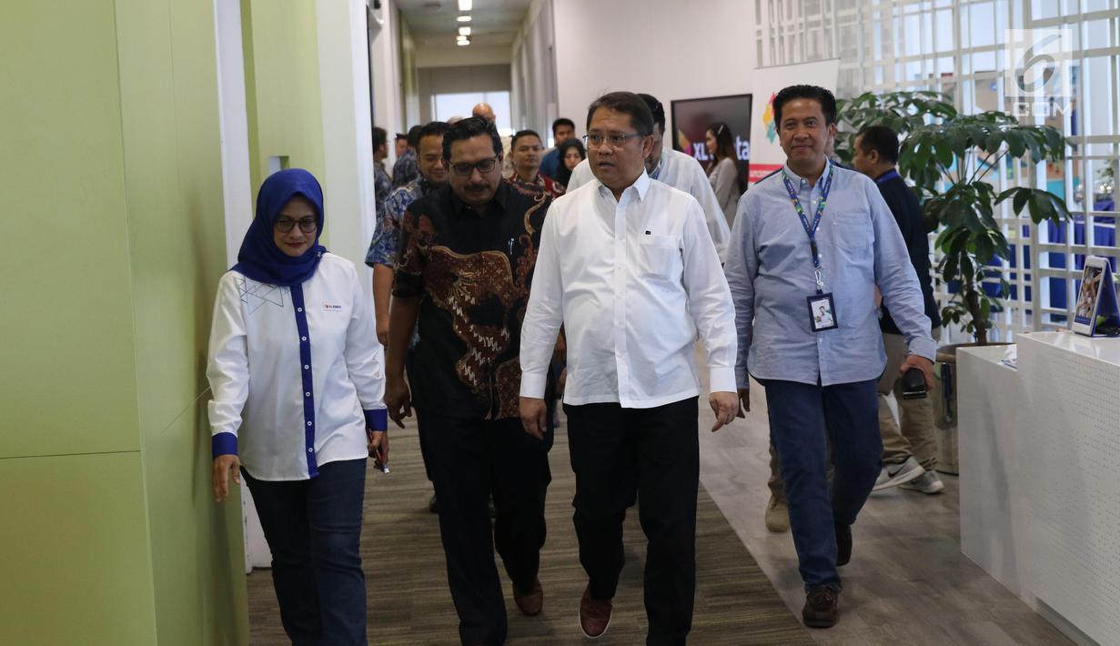 Menteri Komunikasi dam Informatika RI, Rudiantara (tengah) tiba menghadiri acara Uji Coba Teknologi 5G dan Fiberisasi Jaringan di Jakarta, Rabu (21/8/2019). Dalam uji coba XL memamerkan telekomunikasi virtual via hologram dengan memanfaatkan jaringan generasi kelima. (Liputan6.com/Angga Yuniar)