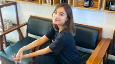 Echi Unyu memang selalu berpenampilan stylish. Meski terkadang tampilannya simpel, namun ia tetap terlihat menawan. Seperti saat perempuan yang dekat dengan Fiki Naki ini memakai oufit serba warna hitam.(Liputan6.com/IG/@desitarllyw)