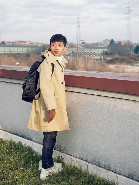 Bahkan, gaya kasual Onyo dengan busana turtle neck serta sebuah tas backpack ini juga bisa dijadikan inspirasi. Ia sendiri memang cukup sering tampil dalam busana kasual namun tak melepaskan kesan menawan dan stylish. (Liputan6.com/IG/@betrandpetoputraonsu)