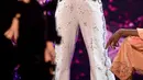 Penampilan mulus Lady Gaga didukung oleh penari latar, di atas panggung pelantun ‘Applause’ ini memakai busana model ‘jumpsuit’ berwarna putih dengan taburan hiasan perak di seluruh permukaannya. (AFP/Bintang.com)