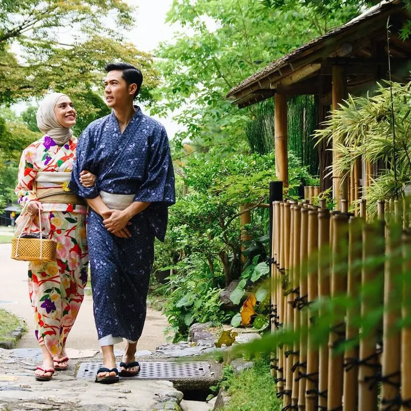 7 Pemotretan Keluarga Nycta Gina Pakai Kimono, Anak Sulungnya Bak Warga Lokal