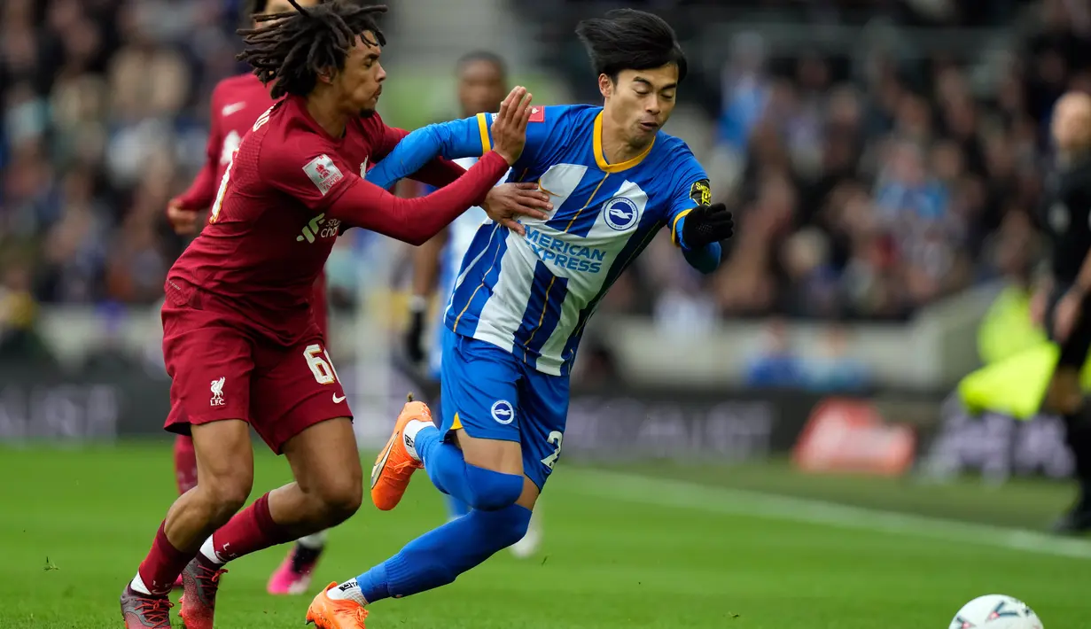 Pemain Brighton and Hove Albion Kaoru Mitoma (kanan) berebut bola dengan pemain Liverpool Trent Alexander-Arnold pada pertandingan sepak bola putaran keempat Piala FA di Stadion Falmer, Brighton, Inggris, 29 Januari 2023. Liverpool kalah 1-2 dan harus tersingkir dari Piala FA. (AP Photo/Alastair Grant)