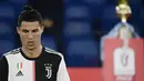 Striker Juventus, Cristiano Ronaldo, tampak kecewa usai ditaklukkan Napoli pada laga final Coppa Italia di Stadion Olympic, Roma, Rabu (17/6/2020). Cristiano Ronaldo kembali gagal membawa Juventus meraih juara usai kalah adu penalti dari Napoli. (AFP/Filippo Monteforte)