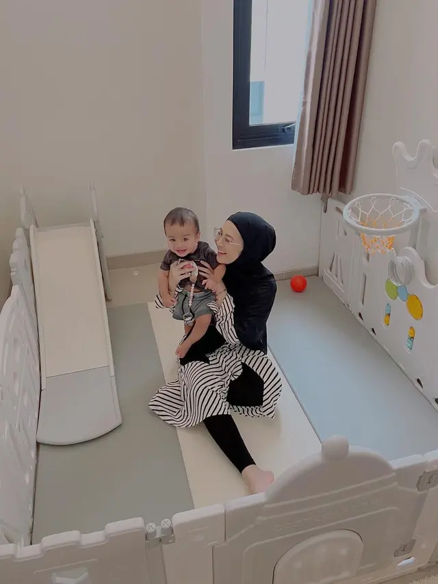 Hamil Anak Kedua, Ini Potret Seru Kesha Ratuliu Saat Asuh Buah Hati