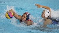Pemain polo air putri Indonesia, Sarah Manzilina, berebut bola dengan pemain polo air Jepang, Yumi Arima, pada laga Asian Games di Aquatic Center, GBK, Jakarta, Kamis (16/8/2018). Jepang menang 15–4 atas Indonesia. (Bola.com/Vitalis Yogi Trisna)