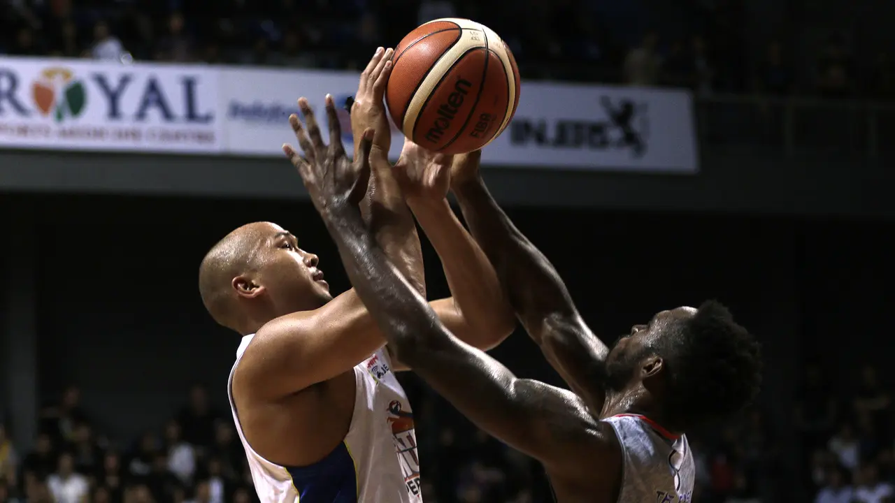 Pebasket Satria Muda, Arki Dikania, berusaha mencetak poin saat melawan Stapac pada laga final IBL 2019. (Bola.com/Yoppy Renato)