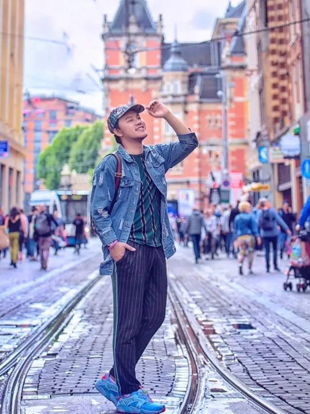 7 Gaya Danang Pradana saat Pakai Jaket Denim, Curi Perhatian