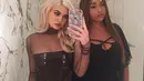 Tak sendirian, dalam foto ini Kylie Jenner melakukan mirror selfie bersama temannya, Heir Jordyn. Dalam tulisan di fotonya, Kylie tampak mengucapkan ulang tahun untuk sahabatnya ini. (Instagram/Kyliejenner) 