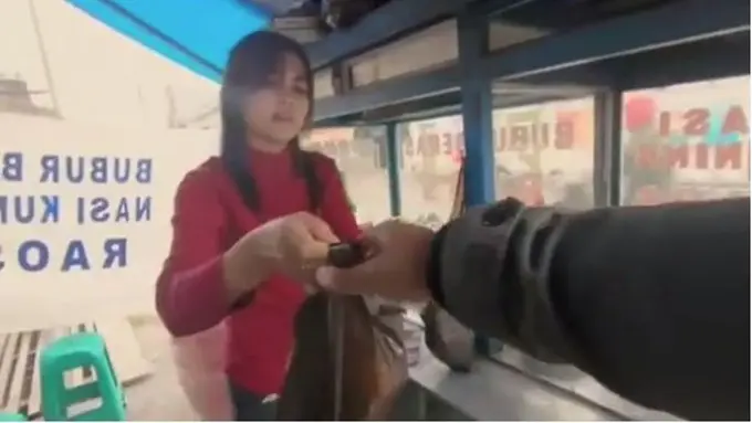 [Bintang] Jualan Nasi Kuning, Wanita Cantik Ini Hebohkan Bandung