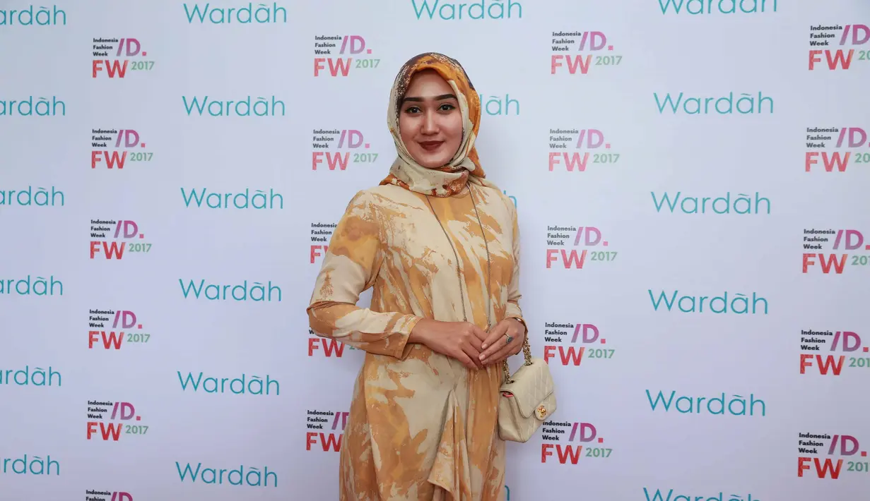 Dengan baju bernuansa coklat muda dan kerudung motif corak yang diikatkan ke belakang. Gaya hijab pendiri busana Dian Pelangi Fashion ini tetap simpel dan tetap terlihat anggun. (Kapanlagi/Muhammad Akrom Sukarya)