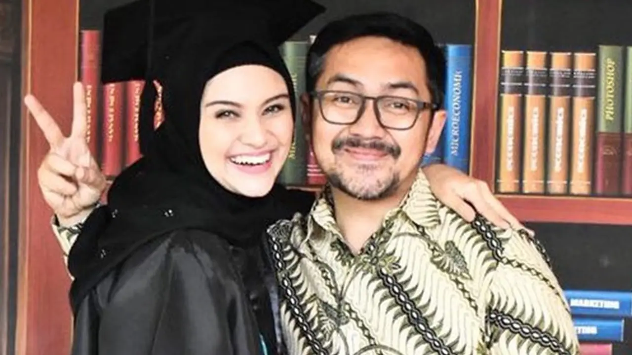 Anniversary ke-8, Ini 6 Momen Manis Zee Zee Shahab dan Prabu Revolusi