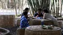 Wisatawan menikmati sajian khas Desa Penglipuran di tengah rindangnya kawasan hutan bambu Pasar Pelipur Lara, Kabupaten Bangli, Bali, Rabu (16/8/2023). (Liputan6.com/Helmi Fithriansyah)
